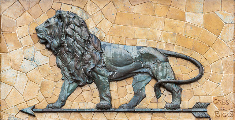 Détail du lion : mosaïque et bas-relief en terre cuite. © Jérôme Mongreville / Région Bourgogne-Franche-Comté, Inventaire du patrimoine - 2013