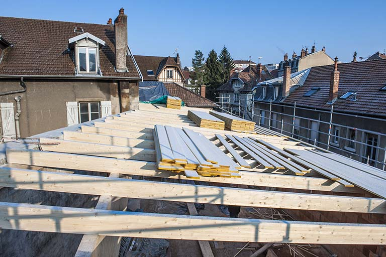 L'entrepôt en cours de surélévation en 2003 : la charpente. © Jérôme Mongreville / Région Bourgogne-Franche-Comté, Inventaire du patrimoine - 2013 L'entrepôt en cours de surélévation en 2003 : la charpente. © Jérôme Mongreville / Région Bourgogne-Franche-Comté, Inventaire du patrimoine - 2013