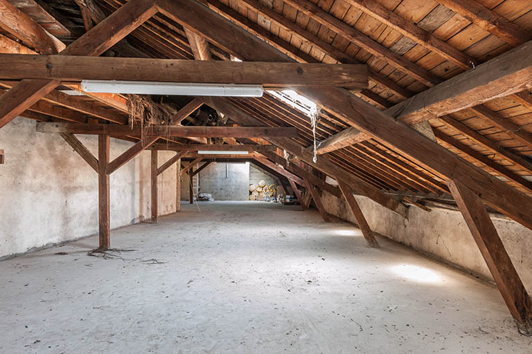 L'entrepôt avant sa surélévation en 2003 : la charpente depuis le fond de l'étage en surcroît. © Jérôme Mongreville / Région Bourgogne-Franche-Comté, Inventaire du patrimoine - 2013 L'entrepôt avant sa surélévation en 2003 : la charpente depuis le fond de l'étage en surcroît. © Jérôme Mongreville / Région Bourgogne-Franche-Comté, Inventaire du patrimoine - 2013