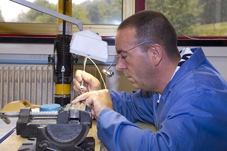 Fonte à la cire perdue : retouche du tirage en cire. © Yves Sancey / Région Bourgogne-Franche-Comté, Inventaire du patrimoine - 2013