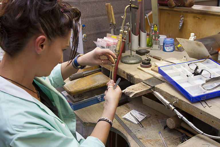 Atelier de finition et réparation : réparation d'une chaîne. © Yves Sancey / Région Bourgogne-Franche-Comté, Inventaire du patrimoine - 2013