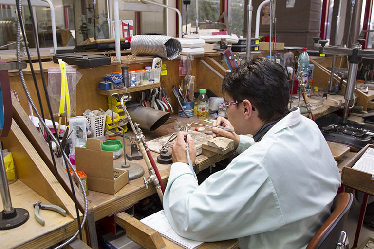 Atelier de finition et réparation : mise à dimension d'une alliance. © Yves Sancey / Région Bourgogne-Franche-Comté, Inventaire du patrimoine - 2013