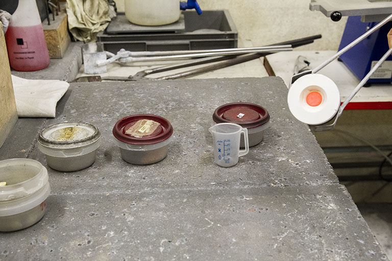 Fonte à la cire perdue : le moule rempli de métal en fusion. © Yves Sancey / Région Bourgogne-Franche-Comté, Inventaire du patrimoine - 2013