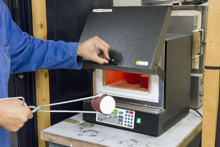 Fonte à la cire perdue : cuisson des moules réfractaires. © Yves Sancey / Région Bourgogne-Franche-Comté, Inventaire du patrimoine - 2013