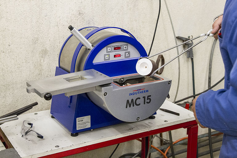 Fonte à la cire perdue : mise en place du moule dans le four. © Yves Sancey / Région Bourgogne-Franche-Comté, Inventaire du patrimoine - 2013