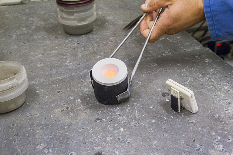 Fonte à la cire perdue : le moule rempli de métal en fusion. © Yves Sancey / Région Bourgogne-Franche-Comté, Inventaire du patrimoine - 2013