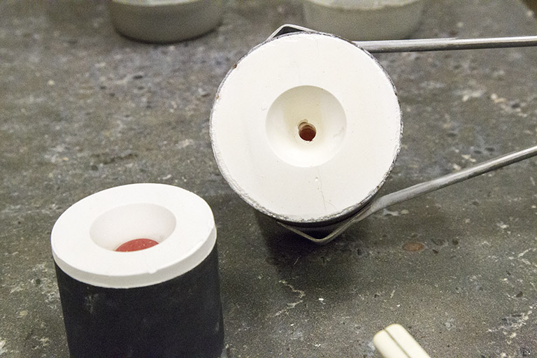 Fonte à la cire perdue : deux moules remplis de métal en fusion (vue rapprochée). © Yves Sancey / Région Bourgogne-Franche-Comté, Inventaire du patrimoine - 2013