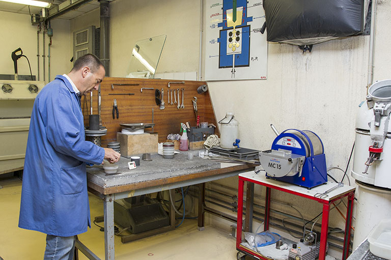 Fonte à la cire perdue : le deuxième poste de travail pour la fonte des métaux. © Yves Sancey / Région Bourgogne-Franche-Comté, Inventaire du patrimoine - 2013