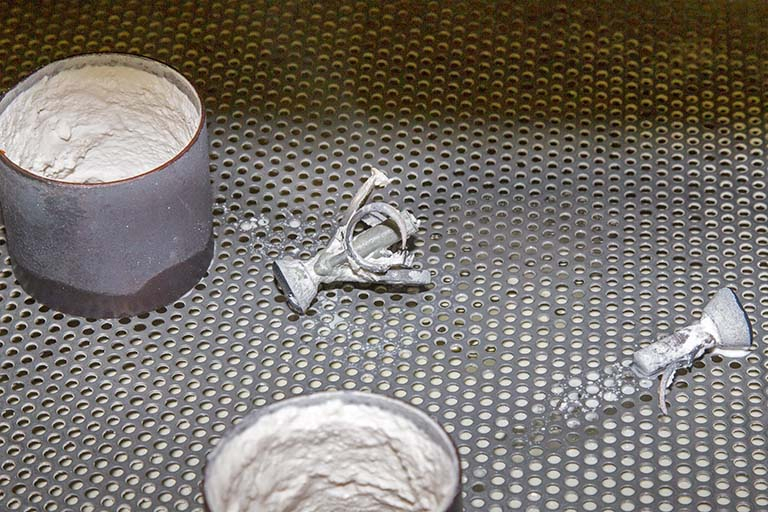 Fonte à la cire perdue : les arbres en métal au sortir du trempage du moule. © Yves Sancey / Région Bourgogne-Franche-Comté, Inventaire du patrimoine - 2013