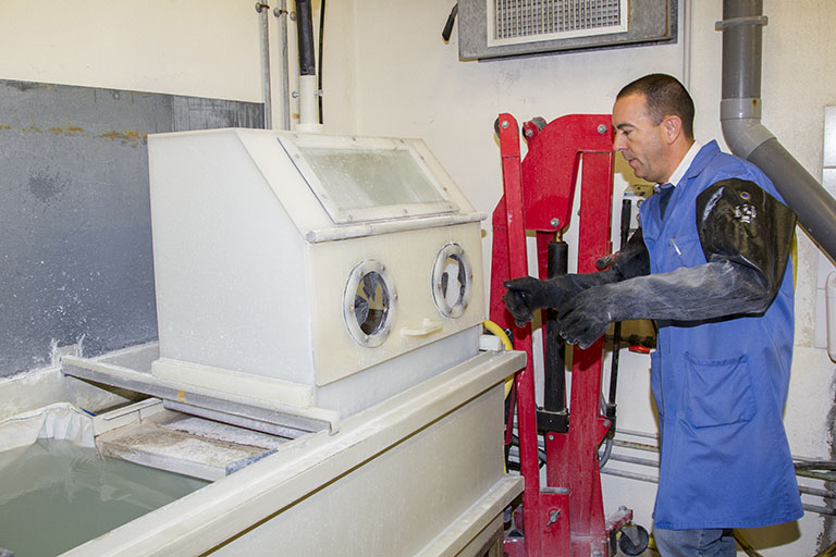 Fonte à la cire perdue : préparation pour le nettoyage des arbres en métal à l'aide d'eau sous pression. © Yves Sancey / Région Bourgogne-Franche-Comté, Inventaire du patrimoine - 2013