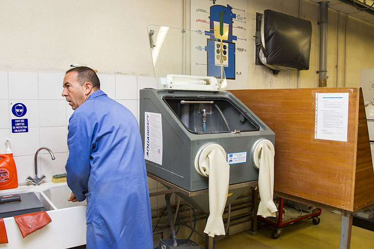 Fonte à la cire perdue : rinçage des arbres en métal. © Yves Sancey / Région Bourgogne-Franche-Comté, Inventaire du patrimoine - 2013