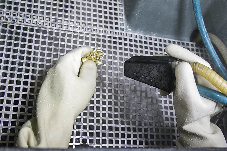 Fonte à la cire perdue : nettoyage des arbres en métal à l'aide de microbilles métalliques. © Yves Sancey / Région Bourgogne-Franche-Comté, Inventaire du patrimoine - 2013