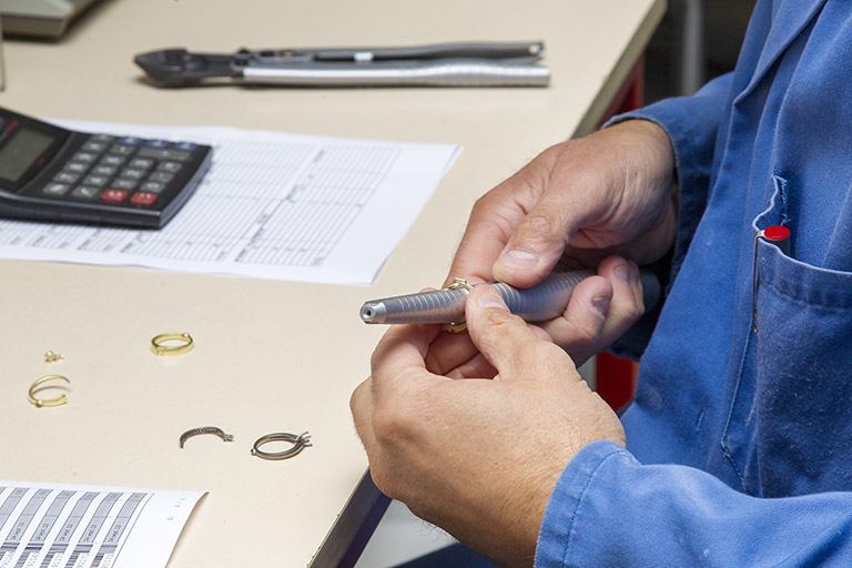 Fonte à la cire perdue : vérification du diamètre d'une alliance. © Yves Sancey / Région Bourgogne-Franche-Comté, Inventaire du patrimoine - 2013