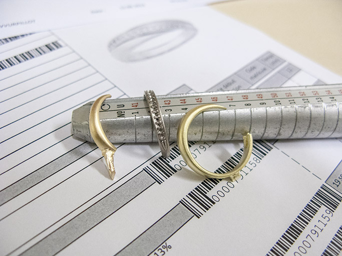 Fonte à la cire perdue : fragments de bijoux en attente de montage. © Yves Sancey / Région Bourgogne-Franche-Comté, Inventaire du patrimoine - 2013