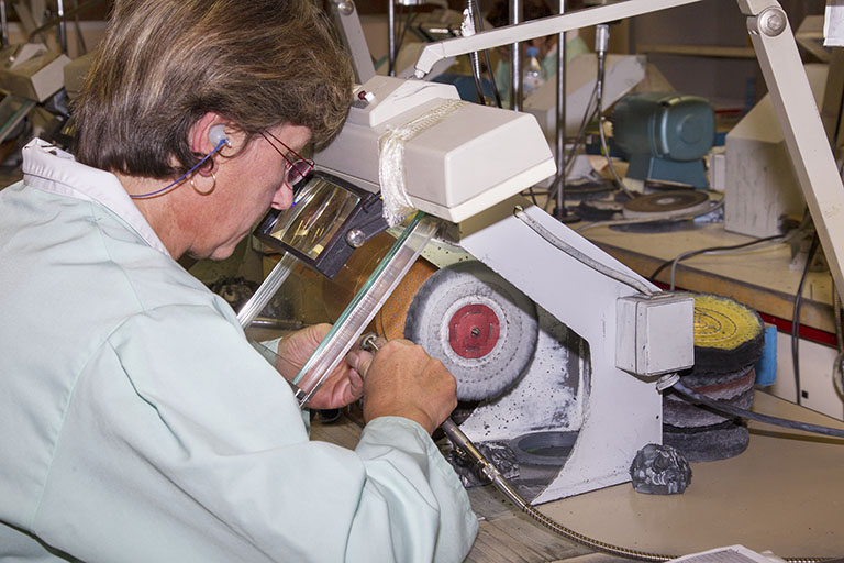 Atelier de polissage : polissage d'une alliance. © Yves Sancey / Région Bourgogne-Franche-Comté, Inventaire du patrimoine - 2013
