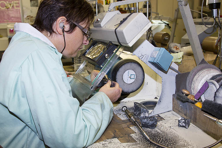 Atelier de polissage : polissage d'une alliance. © Yves Sancey / Région Bourgogne-Franche-Comté, Inventaire du patrimoine - 2013