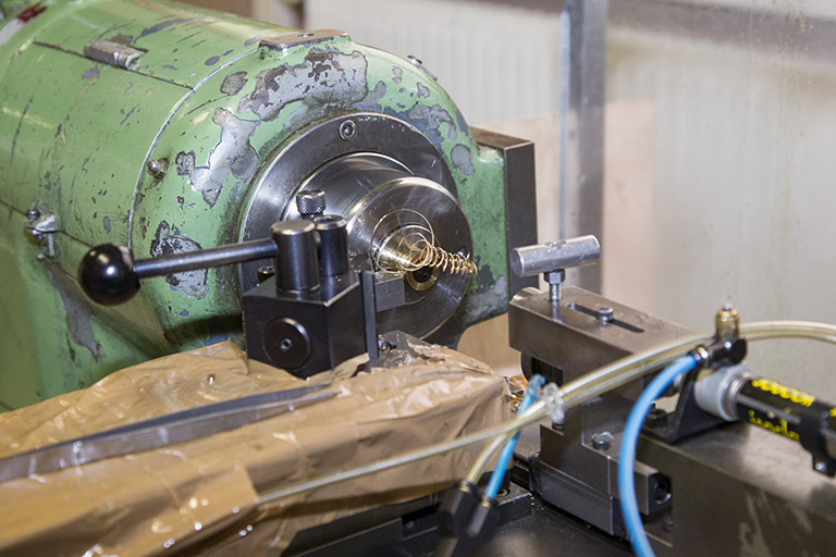 Usinage : partie travaillante de la machine lors de la découpe d'un tube. © Yves Sancey / Région Bourgogne-Franche-Comté, Inventaire du patrimoine - 2013