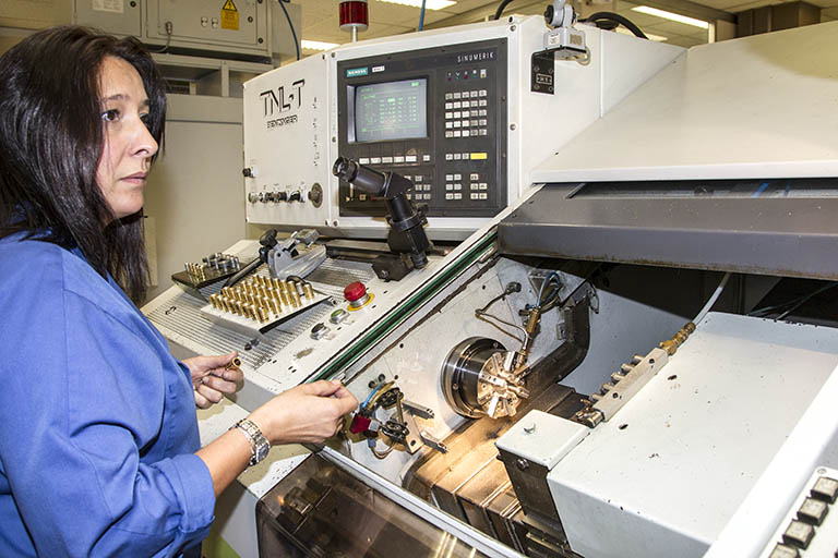 Usinage : changement de rondelle dans le 1er tour. © Yves Sancey / Région Bourgogne-Franche-Comté, Inventaire du patrimoine - 2013