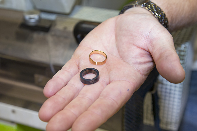 Usinage : rondelle en or noir avant et après usinage. © Yves Sancey / Région Bourgogne-Franche-Comté, Inventaire du patrimoine - 2013