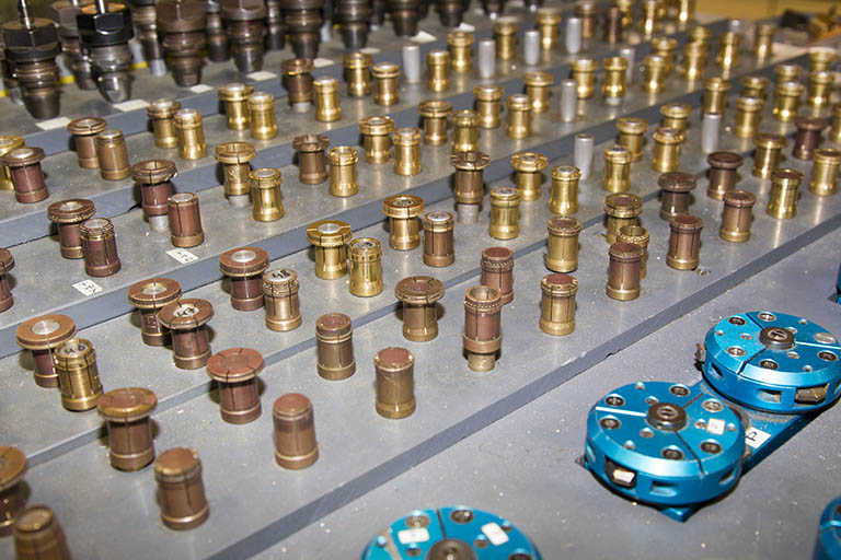 Usinage : fraises et mandrins de la machine à facetter. © Yves Sancey / Région Bourgogne-Franche-Comté, Inventaire du patrimoine - 2013