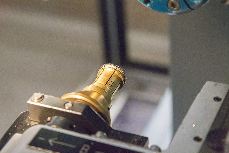 Usinage : rondelle facettée via le module de gauche de la machine. © Yves Sancey / Région Bourgogne-Franche-Comté, Inventaire du patrimoine - 2013