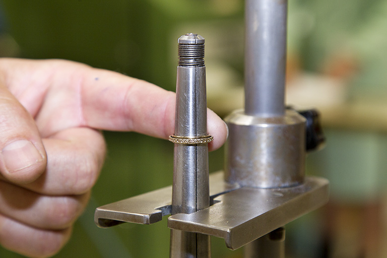 Usinage : montage mécanique de deux rondelles. © Yves Sancey / Région Bourgogne-Franche-Comté, Inventaire du patrimoine - 2013