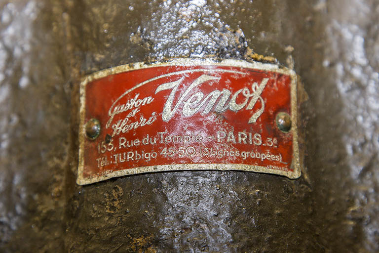 Usinage : plaque de constructeur de la presse à balancier Venot. © Yves Sancey / Région Bourgogne-Franche-Comté, Inventaire du patrimoine - 2013