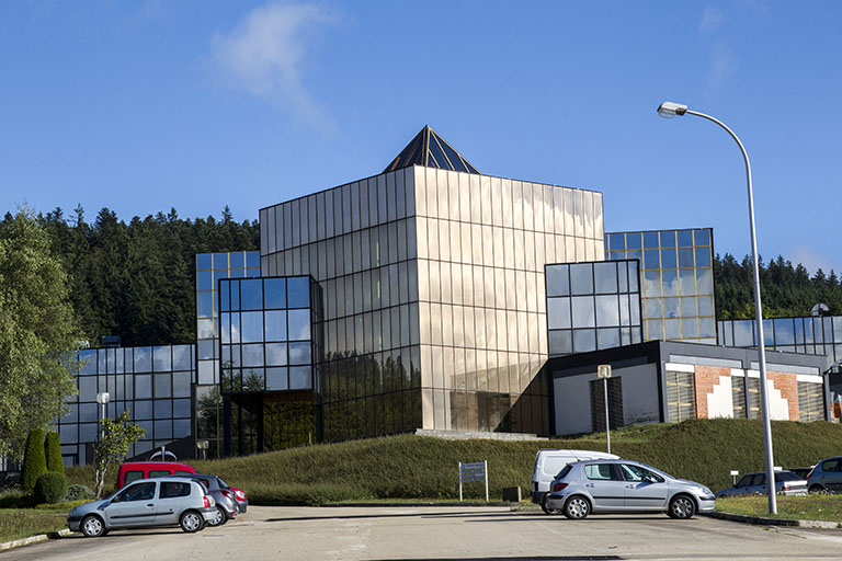 Vue rapprochée, depuis le sud, axée sur le bâtiment de l'escalier d'honneur. © Yves Sancey / Région Bourgogne-Franche-Comté, Inventaire du patrimoine - 2013