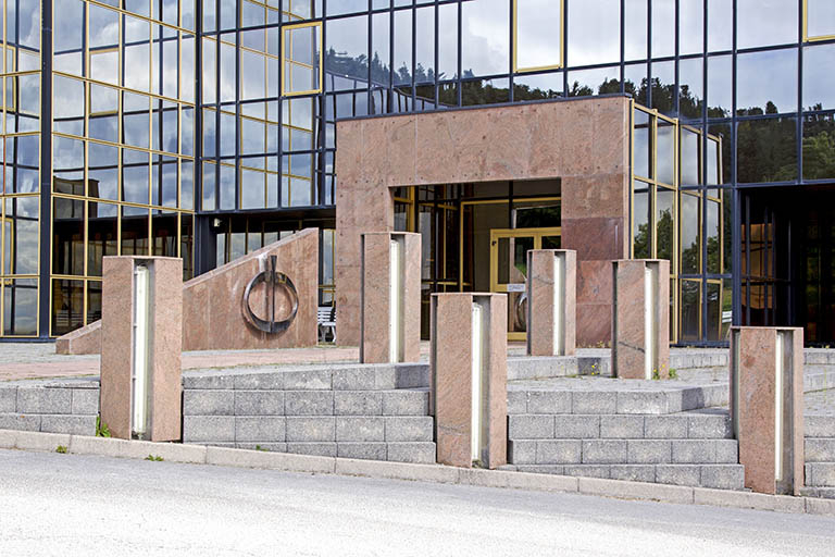 Entrée principale : le parvis. © Yves Sancey / Région Bourgogne-Franche-Comté, Inventaire du patrimoine - 2013