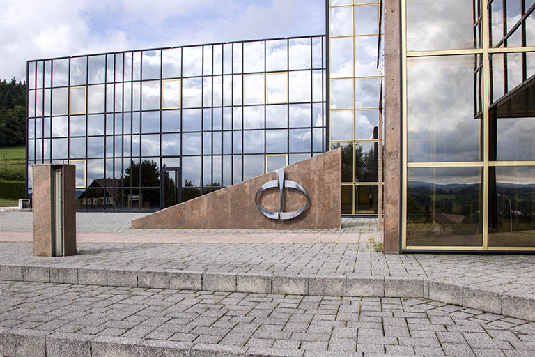 Entrée principale : le parvis vu du sud. © Yves Sancey / Région Bourgogne-Franche-Comté, Inventaire du patrimoine - 2013