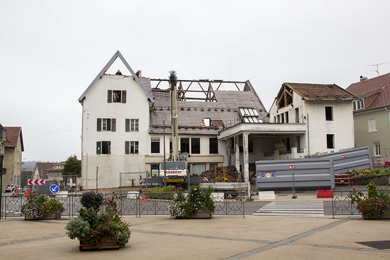 Démontage des toitures, 30 août 2012 : vue d'ensemble depuis le nord. © Yves Sancey / Région Bourgogne-Franche-Comté, Inventaire du patrimoine - 2013 Démontage des toitures, 30 août 2012 : vue d'ensemble depuis le nord. © Yves Sancey / Région Bourgogne-Franche-Comté, Inventaire du patrimoine - 2013