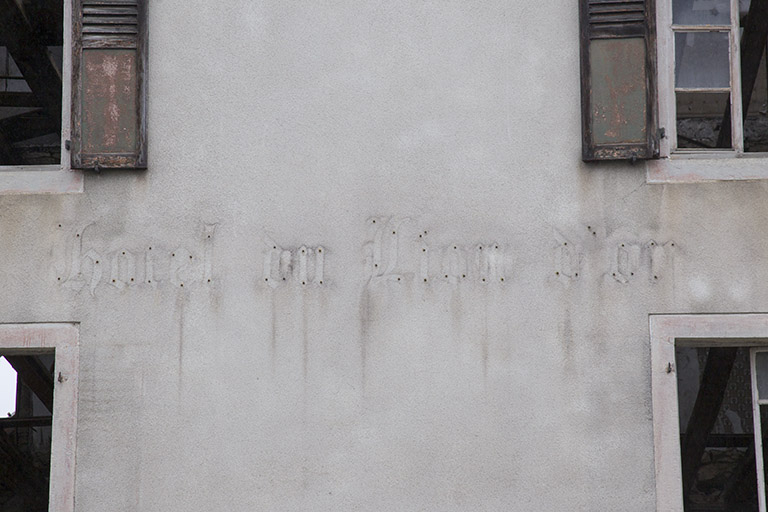 Destruction des bâtiments, 30 août 2012 : traces de l'enseigne sur la façade antérieure de l'hôtel. © Yves Sancey / Région Bourgogne-Franche-Comté, Inventaire du patrimoine - 2013 Destruction des bâtiments, 30 août 2012 : traces de l'enseigne sur la façade antérieure de l'hôtel. © Yves Sancey / Région Bourgogne-Franche-Comté, Inventaire du patrimoine - 2013