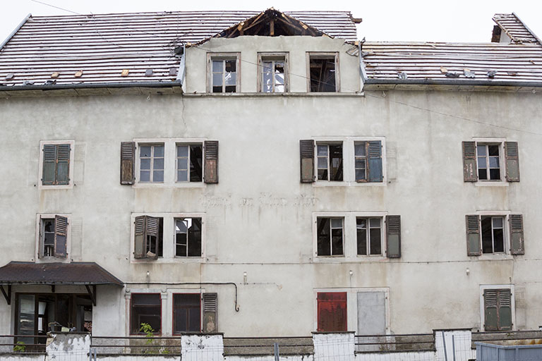 Destruction des bâtiments, 30 août 2012 : baies sur la façade antérieure (est) de l'hôtel. © Yves Sancey / Région Bourgogne-Franche-Comté, Inventaire du patrimoine - 2013 Destruction des bâtiments, 30 août 2012 : baies sur la façade antérieure (est) de l'hôtel. © Yves Sancey / Région Bourgogne-Franche-Comté, Inventaire du patrimoine - 2013