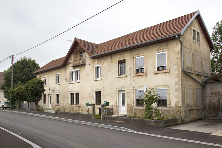 Façade antérieure, de trois quarts droite. © Yves Sancey / Région Bourgogne-Franche-Comté, Inventaire du patrimoine - 2013 Façade antérieure, de trois quarts droite. © Yves Sancey / Région Bourgogne-Franche-Comté, Inventaire du patrimoine - 2013