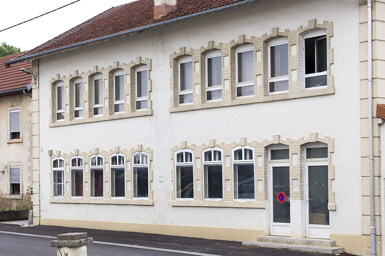 Façade antérieure, de trois quarts droite. © Yves Sancey / Région Bourgogne-Franche-Comté, Inventaire du patrimoine - 2013 Façade antérieure, de trois quarts droite. © Yves Sancey / Région Bourgogne-Franche-Comté, Inventaire du patrimoine - 2013
