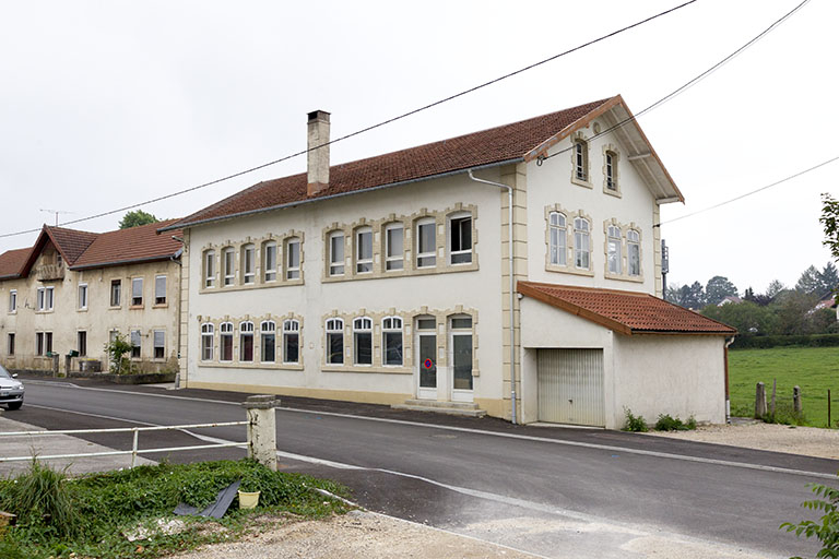 Vue d'ensemble, depuis le nord-est (façades antérieure et latérale droite). © Yves Sancey / Région Bourgogne-Franche-Comté, Inventaire du patrimoine - 2013 Vue d'ensemble, depuis le nord-est (façades antérieure et latérale droite). © Yves Sancey / Région Bourgogne-Franche-Comté, Inventaire du patrimoine - 2013