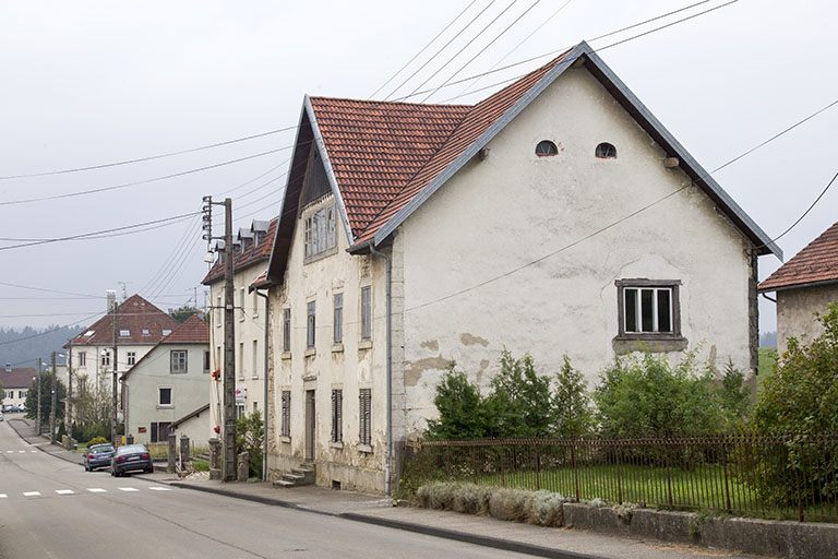 Vue d'ensemble, depuis le nord (façades antérieure et latérale droite). © Yves Sancey / Région Bourgogne-Franche-Comté, Inventaire du patrimoine - 2013