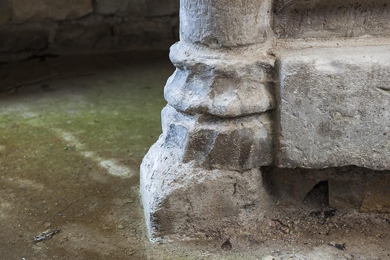 Intérieur de la tour : détail de la base du noyau. © Jérôme Mongreville / Région Bourgogne-Franche-Comté, Inventaire du patrimoine - 2013