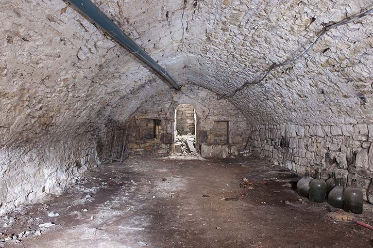 Intérieur : sous-sol vu en direction de la cour. © Jérôme Mongreville / Région Bourgogne-Franche-Comté, Inventaire du patrimoine - 2013