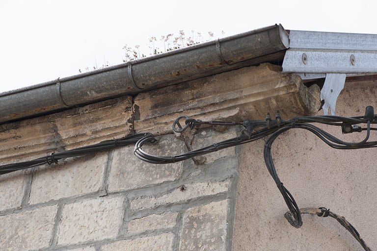 Façade antérieure, détail de la corniche : élément décoratif du 16e siècle. © Jérôme Mongreville / Région Bourgogne-Franche-Comté, Inventaire du patrimoine - 2013