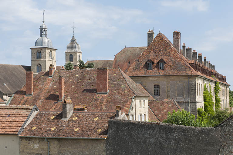 Vue générale : aile sud et les deux clochers de l'église. © Mary Ruffinoni / Région Bourgogne-Franche-Comté, Inventaire du patrimoine - 2013