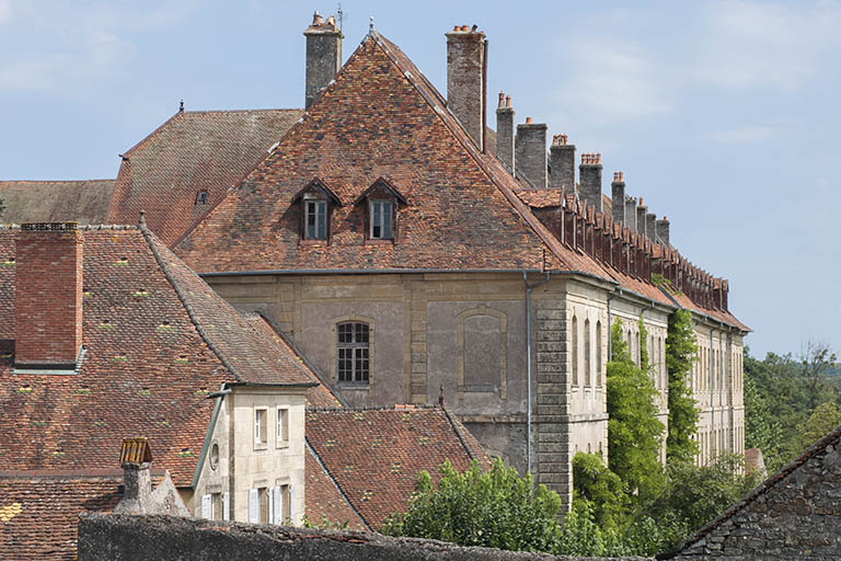 Vue rapprochée de la façade sud et de la maison (5, place de la République) construite avec des pierres prélevées après la Révolution sur les bâtiments de l'ancienne abbaye. © Mary Ruffinoni / Région Bourgogne-Franche-Comté, Inventaire du patrimoine - 2013