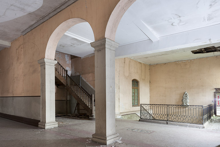 Intérieur : le grand escalier au rez-de-chaussée. © Jérôme Mongreville / Région Bourgogne-Franche-Comté, Inventaire du patrimoine - 2013