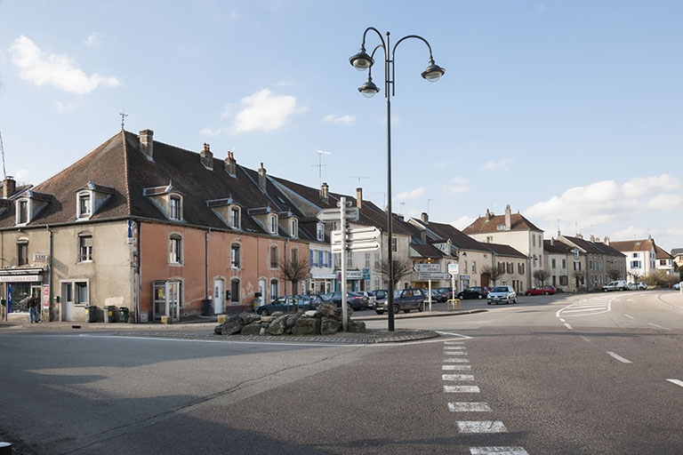 Vue générale à l'angle de la rue Général Détrie et de la place du Général de Gaulle, depuis la rue Général Leclerc. La maison se signale par sa façade ocre. © Jérôme Mongreville / Région Bourgogne-Franche-Comté, Inventaire du patrimoine - 2013