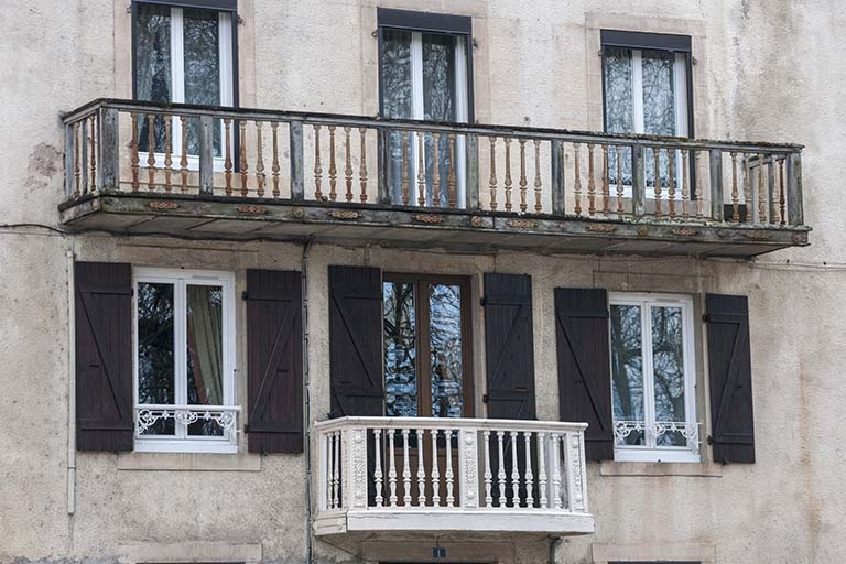 Façade latérale droite (avenue de la Gare) : les balcons à garde-corps en fonte. © Jérôme Mongreville / Région Bourgogne-Franche-Comté, Inventaire du patrimoine - 2013