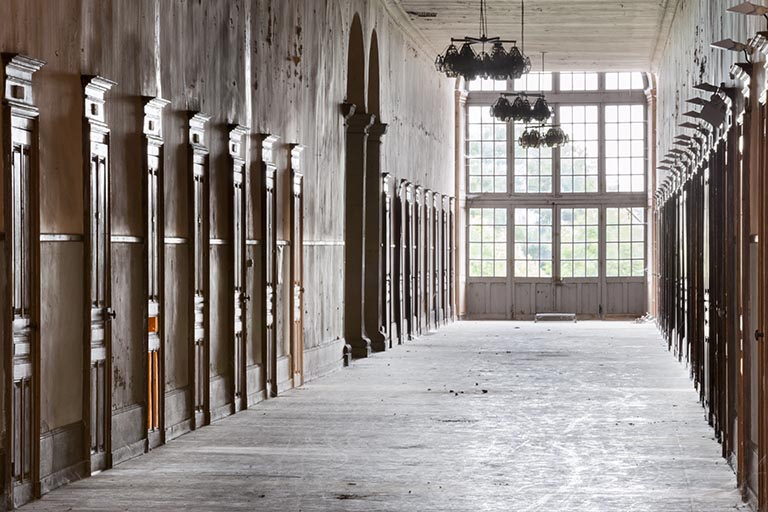 Intérieur : le couloir en direction de la grande verrière à l'est. © Jérôme Mongreville / Région Bourgogne-Franche-Comté, Inventaire du patrimoine - 2013