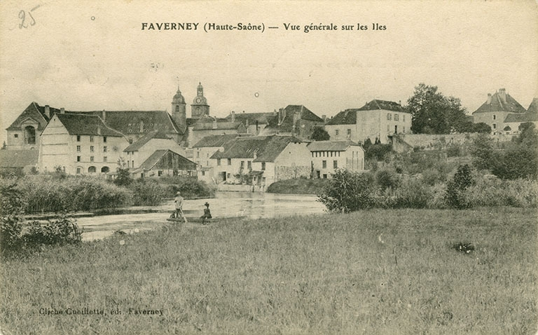 Faverney (haute-Saône) - Vue générale sur les Iles [vue d'ensemble des bâtiments sur la rive droite du canal du Moulin], limite 19e siècle 20e siècle. © Jérôme Mongreville / Région Bourgogne-Franche-Comté, Inventaire du patrimoine - 2013