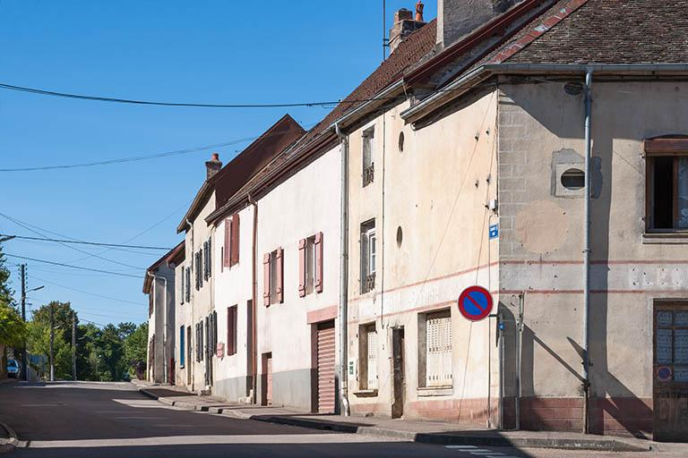 Maisons de la partie ouest de la Grande Rue © Jérôme Mongreville / Région Bourgogne-Franche-Comté, Inventaire du patrimoine - 2013 Maisons de la partie ouest de la Grande Rue © Jérôme Mongreville / Région Bourgogne-Franche-Comté, Inventaire du patrimoine - 2013