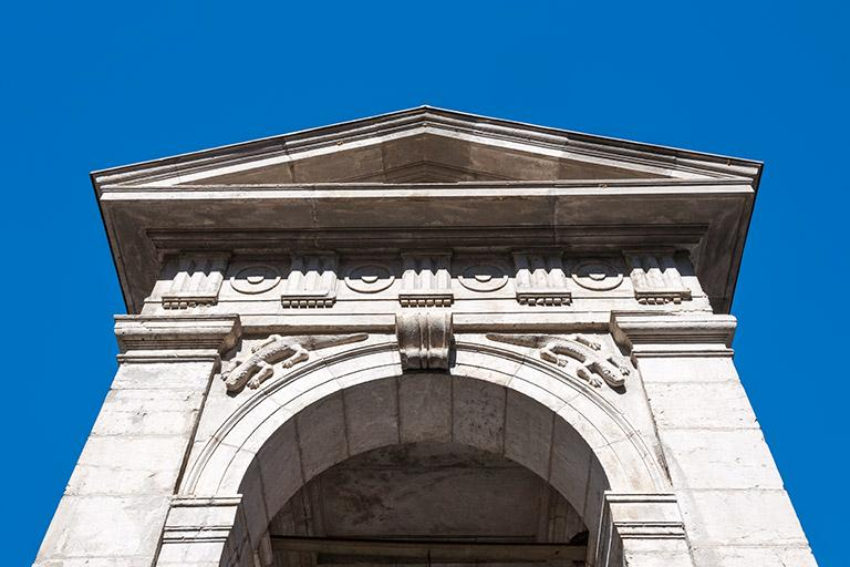 Fronton triangulaire © Jérôme Mongreville / Région Bourgogne-Franche-Comté, Inventaire du patrimoine - 2013
