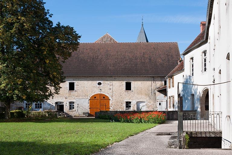 Les écuries et granges situées à l'ouest de la cour © Jérôme Mongreville / Région Bourgogne-Franche-Comté, Inventaire du patrimoine - 2013
